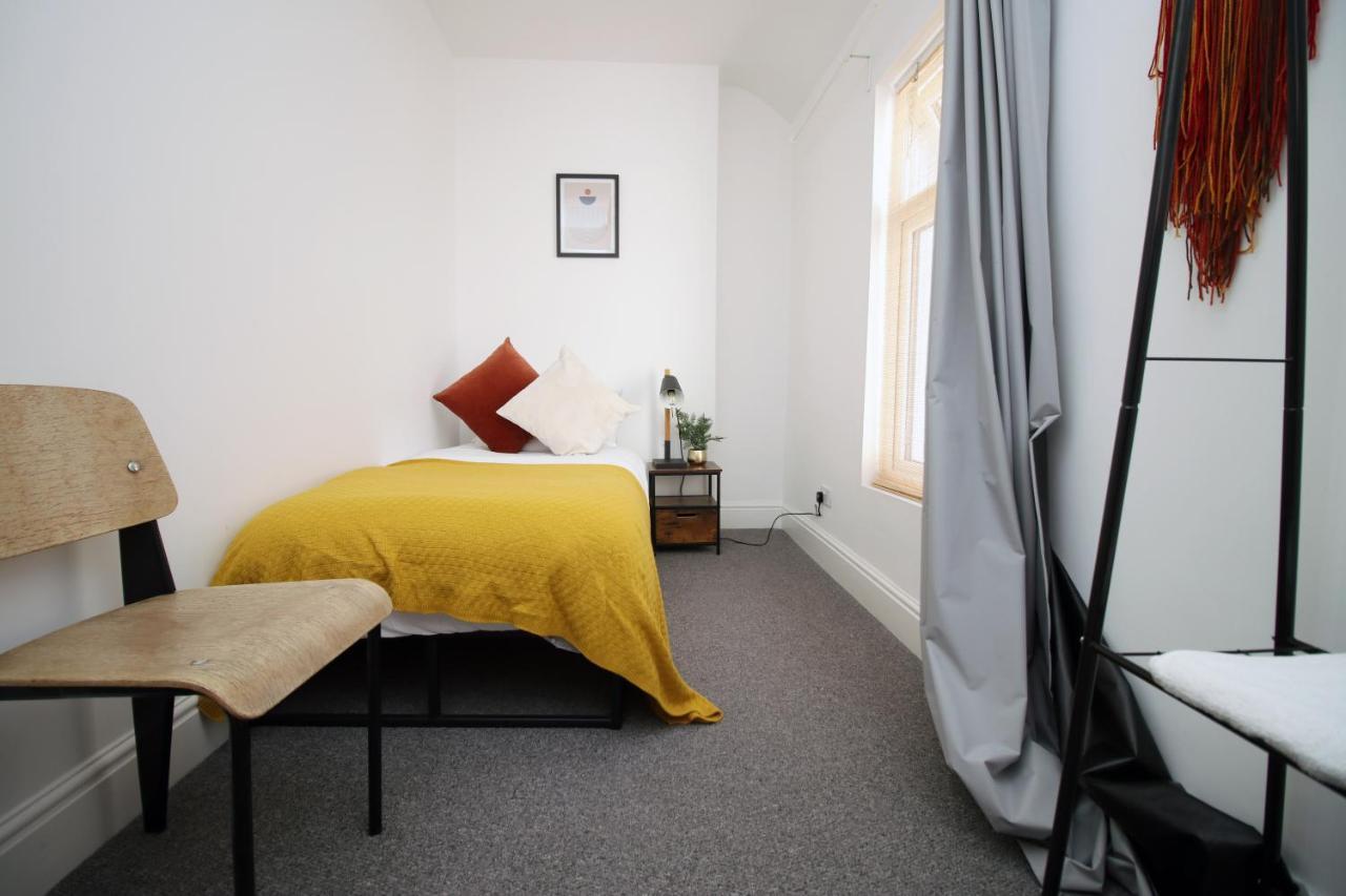 Holiday home - 3 Bedroom - Free Parking - Walk To Shopping Town Centre And Castle *