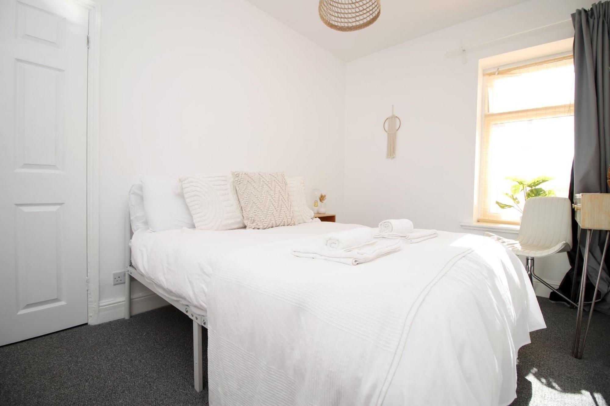 - 3 Bedroom - Free Parking - Walk To Shopping Town Centre And Castle Holiday home Cardiff