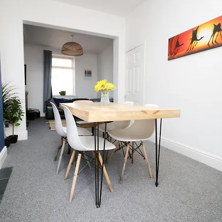 Central Cardiff - 3 Bedroom Home - Free Parking - Walk To Shopping Town Centre And Cardiff Castle Exterior photo