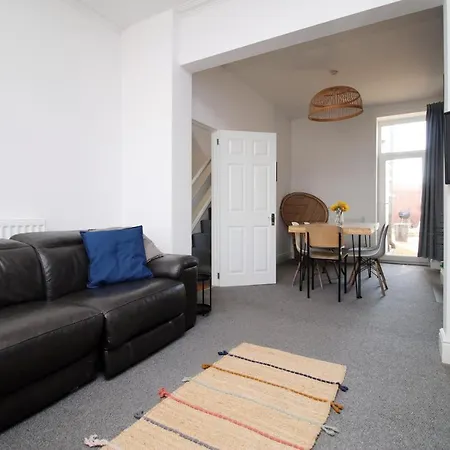 Central Cardiff - 3 Bedroom Home - Free Parking - Walk To Shopping Town Centre And Cardiff Castle Exterior photo