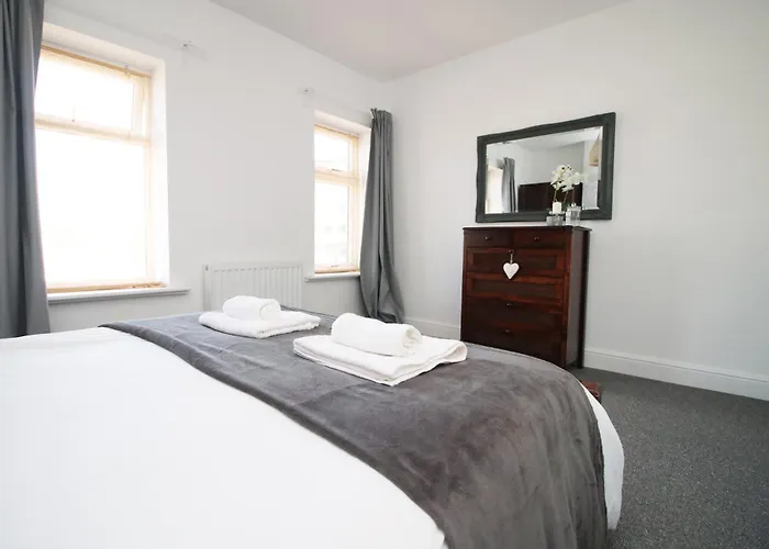 Central Cardiff - 3 Bedroom Home - Free Parking - Walk To Shopping Town Centre And Cardiff Castle