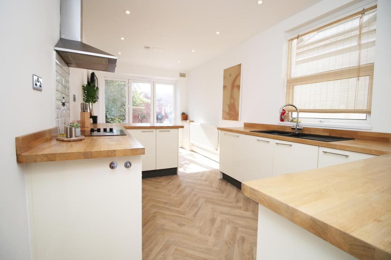 - 3 Bedroom - Free Parking - Walk To Shopping Town Centre And Castle Casa vacanze