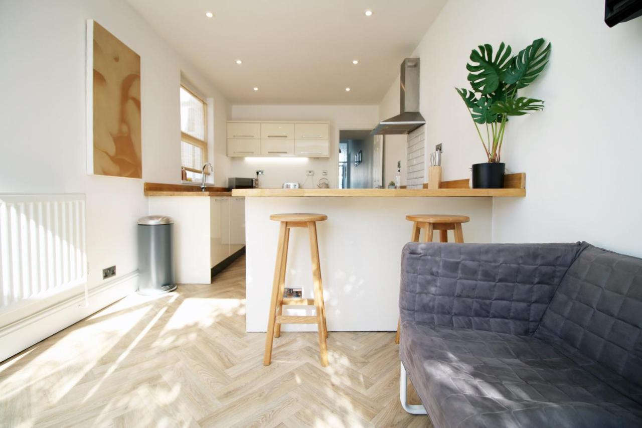 - 3 Bedroom - Free Parking - Walk To Shopping Town Centre And Castle Casa vacanze Cardiff