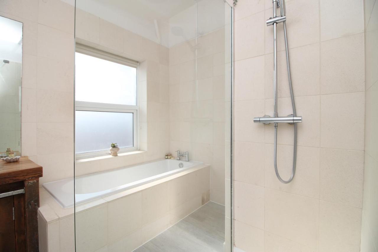 - 3 Bedroom - Free Parking - Walk To Shopping Town Centre And Castle Casa vacanze