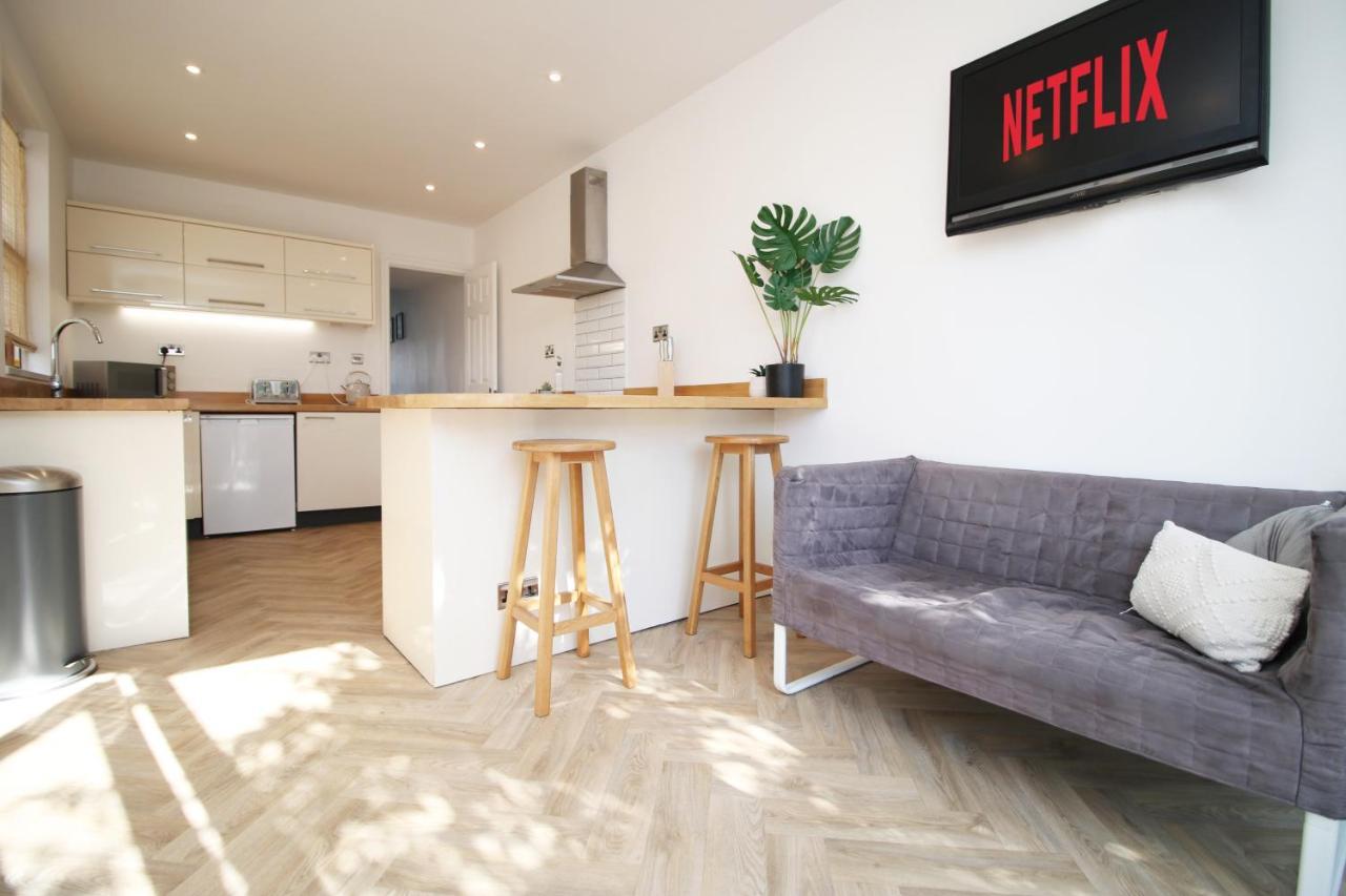 - 3 Bedroom - Free Parking - Walk To Shopping Town Centre And Castle Casa vacanze