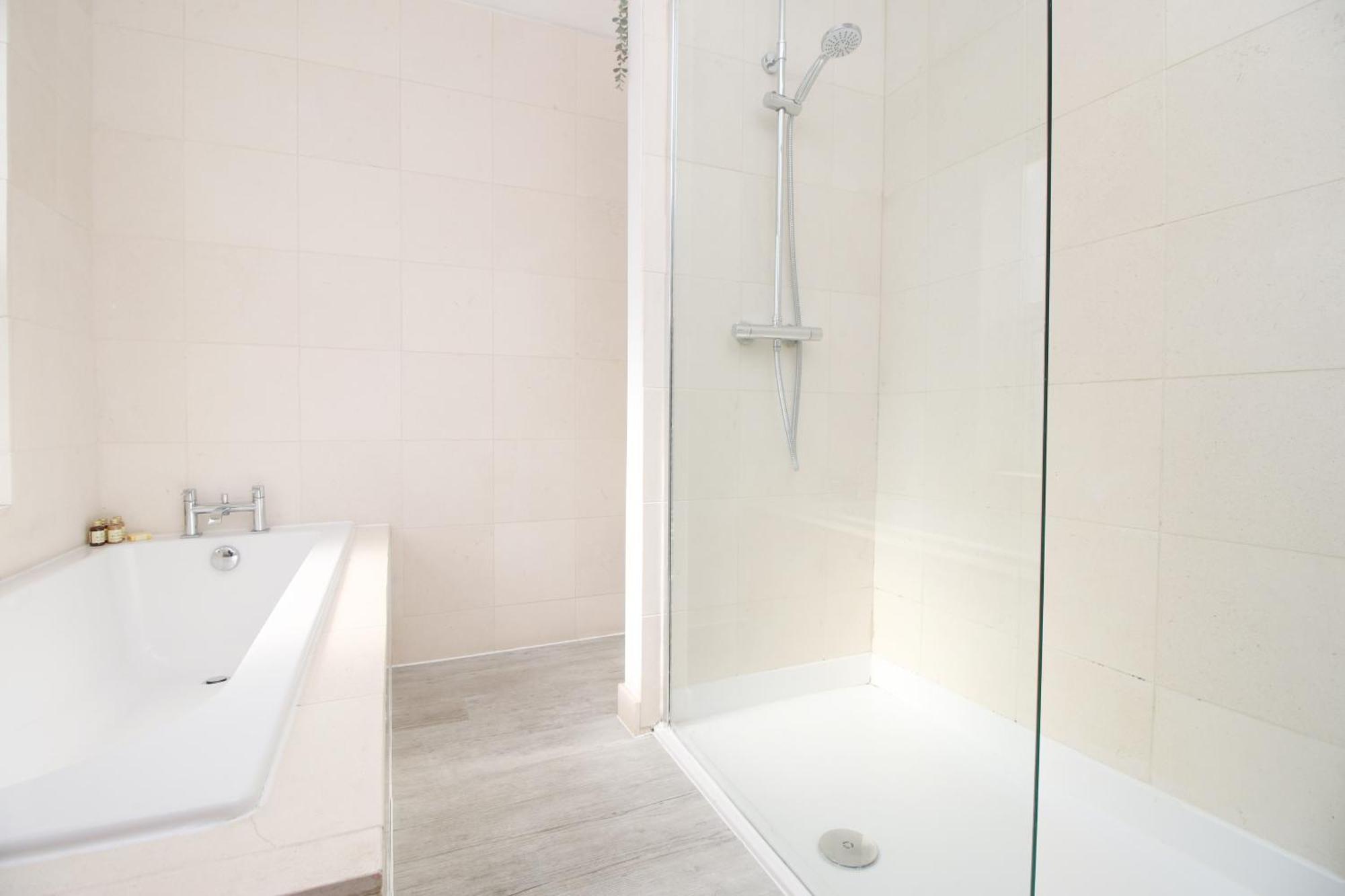 - 3 Bedroom - Free Parking - Walk To Shopping Town Centre And Castle Casa vacanze Cardiff